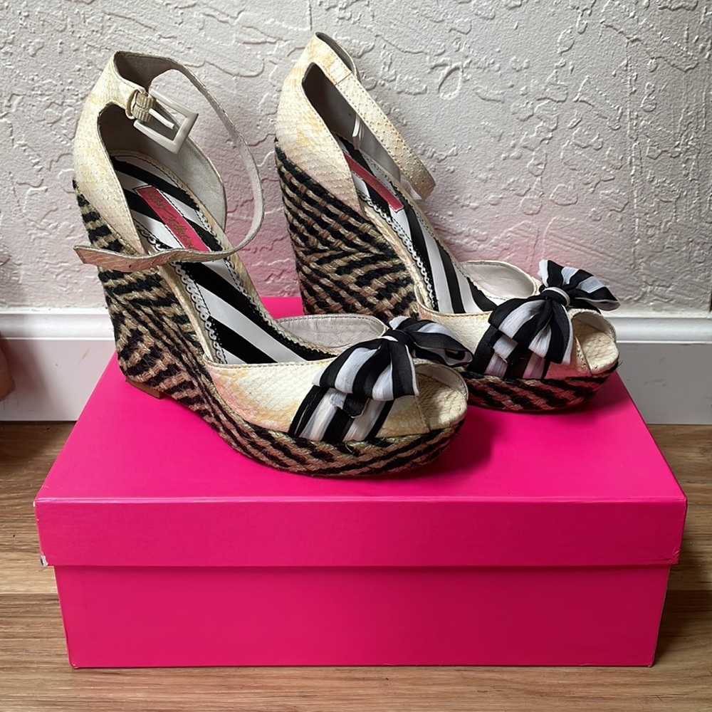 Betsey Johnson black and cream wedge sandals size 8 1/2